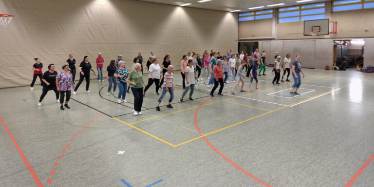 Line Dance startet mit 50 Personen