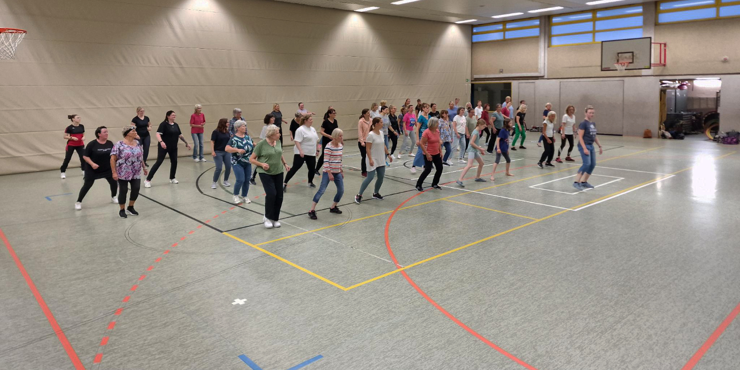 Line Dance startet mit 50 Personen